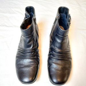 Clarks Artisan Black Leather Zip Ankle Boots Size 7.5W